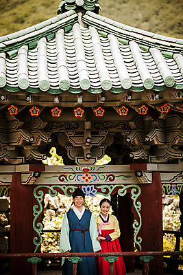 포토 JPG 주간 전신 한국전통 커플 여자 남자 데이트 한국건축 서기 미소 20대 성인 야외 두명 앞모습 손잡기 다정 한국인 한복 조선시대 정자 과거 도령 아씨 성인만 사극 국내포토 자연요소 전통 건축물 건축 뷰포인트 컨셉 관계 모션 한국 표정 사람 동양인 청년 역사 전통의상 신분 파일형식