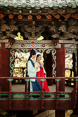 포토 JPG 주간 전신 한국전통 커플 여자 남자 데이트 한국건축 사랑 서기 미소 20대 성인 야외 두명 옆모습 손잡기 다정 한국인 한복 조선시대 정자 과거 도령 아씨 성인만 사극 국내포토 자연요소 전통 건축물 건축 감정 뷰포인트 컨셉 관계 모션 한국 표정 사람 동양인 청년 역사 전통의상 신분 파일형식