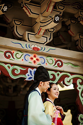 포토 JPG 주간 한국전통 커플 여자 남자 데이트 한국건축 사랑 서기 미소 상반신 20대 성인 야외 두명 옆모습 다정 한국인 한복 조선시대 정자 과거 도령 아씨 성인만 사극 국내포토 자연요소 전통 건축물 건축 감정 뷰포인트 컨셉 관계 모션 한국 표정 사람 동양인 청년 역사 전통의상 신분 파일형식