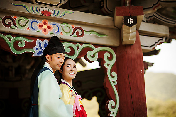 포토 JPG 주간 한국전통 커플 여자 남자 데이트 한국건축 사랑 서기 미소 상반신 20대 성인 야외 두명 옆모습 다정 한국인 한복 조선시대 정자 과거 도령 아씨 성인만 사극 국내포토 자연요소 전통 건축물 건축 감정 뷰포인트 컨셉 관계 모션 한국 표정 사람 동양인 청년 역사 전통의상 신분 파일형식