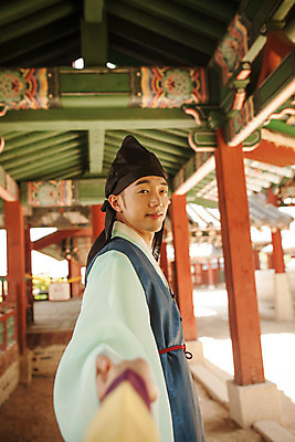 포토 JPG 주간 한국전통 손 커플 여자 남자 데이트 한국건축 사랑 미소 상반신 20대 성인 야외 두명 옆모습 신체부위 손잡기 다정 한국인 한복 조선시대 과거 도령 성인만 사극 국내포토 자연요소 전통 건축 감정 뷰포인트 컨셉 관계 모션 한국 표정 사람 동양인 청년 역사 전통의상 신분 파일형식