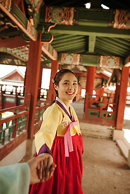 포토 JPG 주간 한국전통 손 커플 여자 남자 데이트 한국건축 사랑 미소 상반신 20대 성인 야외 두명 옆모습 신체부위 손잡기 다정 한국인 한복 조선시대 과거 아씨 성인만 사극 국내포토 자연요소 전통 건축 감정 뷰포인트 컨셉 관계 모션 한국 표정 사람 동양인 청년 역사 전통의상 파일형식