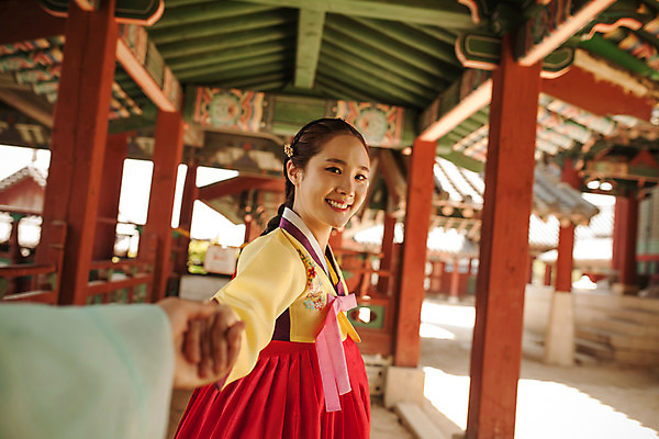 포토 JPG 주간 한국전통 손 커플 여자 남자 데이트 한국건축 사랑 미소 상반신 20대 성인 야외 두명 옆모습 신체부위 손잡기 다정 한국인 한복 조선시대 과거 아씨 성인만 사극 국내포토 자연요소 전통 건축 감정 뷰포인트 컨셉 관계 모션 한국 표정 사람 동양인 청년 역사 전통의상 파일형식