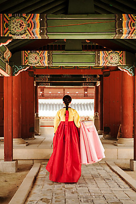 포토 JPG 주간 전신 한국전통 여자 한국건축 한명 들기 20대 성인 야외 뒷모습 걷기 궁전 한국인 한복 조선시대 과거 댕기머리 아씨 성인여자한명만 사극 국내포토 자연요소 1 전통 헤어스타일 건축 뷰포인트 컨셉 고건축 모션 한국 사람 동양인 청년 역사 전통의상 여자한명만 성인여자만 파일형식