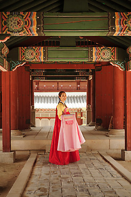 포토 JPG 주간 전신 한국전통 여자 한국건축 한명 서기 미소 들기 20대 성인 야외 옆모습 한국인 뒤돌아보기 한복 조선시대 과거 댕기머리 아씨 성인여자한명만 사극 국내포토 자연요소 1 전통 헤어스타일 건축 뷰포인트 컨셉 모션 한국 표정 사람 동양인 청년 역사 전통의상 여자한명만 성인여자만 파일형식