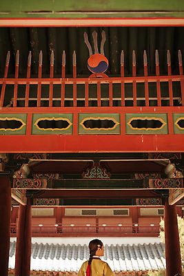 포토 JPG 주간 한국전통 여자 한국건축 한명 서기 상반신 20대 성인 야외 뒷모습 궁전 한국인 한복 조선시대 과거 댕기머리 아씨 성인여자한명만 사극 국내포토 자연요소 1 전통 헤어스타일 건축 뷰포인트 컨셉 고건축 모션 한국 사람 동양인 청년 역사 전통의상 여자한명만 성인여자만 파일형식