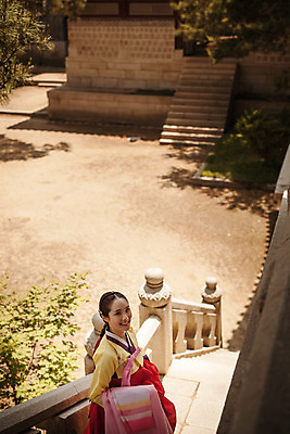 포토 JPG 주간 한국전통 여자 한국건축 한명 미소 들기 상반신 20대 성인 야외 옆모습 걷기 계단 한국인 한복 조선시대 과거 아씨 성인여자한명만 사극 국내포토 자연요소 1 전통 건축 뷰포인트 컨셉 모션 한국 표정 사람 동양인 청년 역사 전통의상 여자한명만 성인여자만 파일형식