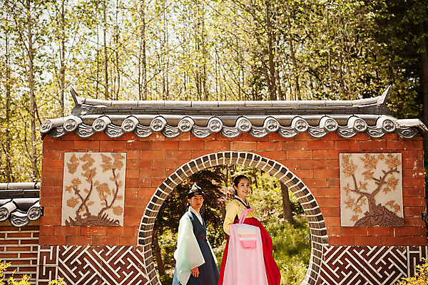 포토 JPG 주간 한국전통 커플 여자 남자 데이트 한국건축 서기 미소 들기 상반신 20대 성인 야외 두명 옆모습 다정 한국인 한복 조선시대 과거 도령 아씨 성인만 사극 국내포토 자연요소 전통 건축 뷰포인트 컨셉 관계 모션 한국 표정 사람 동양인 청년 역사 전통의상 신분 파일형식