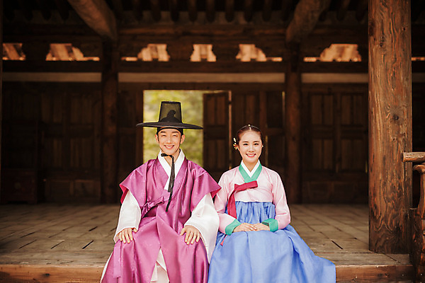 포토 JPG 주간 한국전통 커플 여자 남자 데이트 한국건축 한옥 미소 앉기 상반신 20대 성인 야외 두명 앞모습 다정 한국인 대청 한복 조선시대 과거 양반 선비 성인만 사극 국내포토 갓모자 자연요소 모자_잡화 전통 건축 뷰포인트 컨셉 고건축 관계 모션 전통소품 한국 표정 사람 동양인 청년 역사 전통의상 신분 파일형식