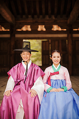 포토 JPG 주간 한국전통 커플 여자 남자 데이트 한국건축 한옥 미소 앉기 상반신 20대 성인 야외 두명 앞모습 다정 한국인 대청 한복 조선시대 과거 양반 선비 성인만 사극 국내포토 갓모자 자연요소 모자_잡화 전통 건축 뷰포인트 컨셉 고건축 관계 모션 전통소품 한국 표정 사람 동양인 청년 역사 전통의상 신분 파일형식
