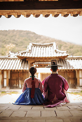 포토 JPG 주간 한국전통 커플 여자 남자 데이트 한국건축 한옥 앉기 상반신 20대 성인 야외 두명 뒷모습 다정 한국인 대청 한복 조선시대 과거 댕기머리 양반 성인만 사극 국내포토 자연요소 전통 헤어스타일 건축 뷰포인트 컨셉 고건축 관계 모션 한국 사람 동양인 청년 역사 전통의상 신분 파일형식