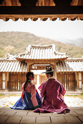 포토 JPG 주간 한국전통 커플 여자 남자 데이트 한국건축 한옥 앉기 상반신 20대 성인 야외 두명 뒷모습 다정 한국인 대청 한복 조선시대 과거 댕기머리 양반 성인만 사극 국내포토 자연요소 전통 헤어스타일 건축 뷰포인트 컨셉 고건축 관계 모션 한국 사람 동양인 청년 역사 전통의상 신분 파일형식