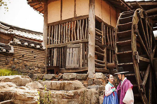 포토 JPG 주간 한국전통 커플 여자 남자 데이트 한국건축 한옥 사랑 서기 미소 상반신 20대 성인 야외 두명 옆모습 다정 한국인 한복 조선시대 과거 양반 방앗간 물래방아 선비 성인만 사극 국내포토 갓모자 자연요소 모자_잡화 전통 건축 감정 뷰포인트 컨셉 고건축 관계 모션 전통소품 한국 표정 사람 동양인 청년 역사 전통의상 신분 파일형식