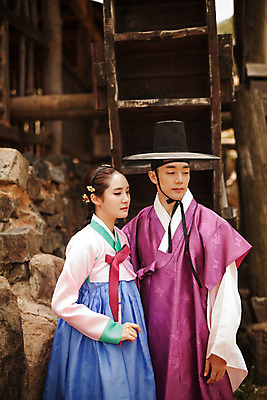 포토 JPG 주간 한국전통 커플 여자 남자 데이트 한국건축 사랑 서기 상반신 20대 성인 야외 두명 앞모습 다정 한국인 한복 조선시대 과거 양반 방앗간 물래방아 선비 성인만 사극 국내포토 갓모자 자연요소 모자_잡화 전통 건축 감정 뷰포인트 컨셉 관계 모션 전통소품 한국 사람 동양인 청년 역사 전통의상 신분 파일형식