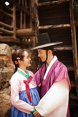 포토 JPG 주간 한국전통 커플 여자 남자 데이트 한국건축 사랑 서기 미소 상반신 20대 성인 야외 두명 옆모습 마주보기 다정 한국인 한복 조선시대 과거 양반 방앗간 물래방아 선비 성인만 사극 국내포토 갓모자 자연요소 모자_잡화 전통 건축 감정 뷰포인트 컨셉 관계 모션 전통소품 한국 표정 사람 동양인 청년 역사 전통의상 신분 파일형식