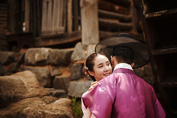 포토 JPG 주간 한국전통 커플 여자 남자 데이트 한국건축 포옹 사랑 서기 상반신 20대 성인 야외 두명 앞모습 뒷모습 다정 한국인 한복 조선시대 과거 양반 방앗간 물래방아 성인만 사극 국내포토 자연요소 전통 건축 감정 뷰포인트 컨셉 관계 안기 모션 한국 사람 동양인 청년 역사 전통의상 신분 파일형식
