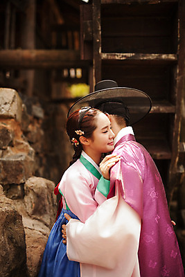 포토 JPG 주간 한국전통 커플 여자 남자 데이트 한국건축 포옹 사랑 서기 상반신 20대 성인 야외 두명 옆모습 다정 한국인 한복 조선시대 과거 댕기머리 양반 방앗간 물래방아 선비 성인만 사극 국내포토 갓모자 자연요소 모자_잡화 전통 헤어스타일 건축 감정 뷰포인트 컨셉 관계 안기 모션 전통소품 한국 사람 동양인 청년 역사 전통의상 신분 파일형식