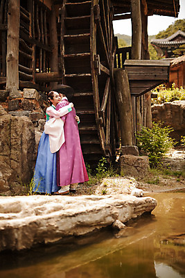 포토 JPG 주간 전신 한국전통 커플 여자 남자 데이트 한국건축 포옹 사랑 서기 20대 성인 야외 두명 옆모습 다정 한국인 한복 조선시대 과거 양반 방앗간 물래방아 선비 성인만 사극 국내포토 갓모자 자연요소 모자_잡화 전통 건축 감정 뷰포인트 컨셉 관계 안기 모션 전통소품 한국 사람 동양인 청년 역사 전통의상 신분 파일형식