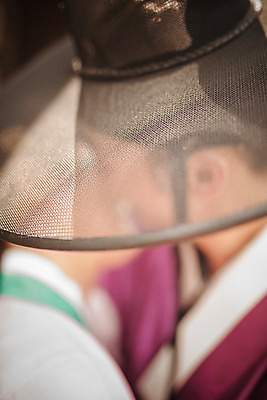 포토 JPG 주간 한국전통 커플 여자 남자 데이트 키스 사랑 상반신 20대 성인 야외 두명 옆모습 아웃포커스 한국인 한복 조선시대 과거 양반 선비 성인만 사극 국내포토 갓모자 자연요소 모자_잡화 전통 감정 뷰포인트 컨셉 관계 전통소품 한국 촬영기법 사람 동양인 청년 역사 전통의상 애정표현 신분 파일형식