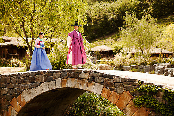 포토 JPG 주간 전신 나무 한국전통 커플 여자 남자 데이트 한국건축 사랑 20대 성인 야외 두명 옆모습 걷기 한국인 한복 조선시대 뒷짐 과거 양반 돌다리 선비 성인만 사극 국내포토 갓모자 자연요소 식물 모자_잡화 전통 건축 감정 뷰포인트 컨셉 관계 모션 전통소품 한국 사람 동양인 청년 다리_건축물 역사 전통의상 신분 파일형식