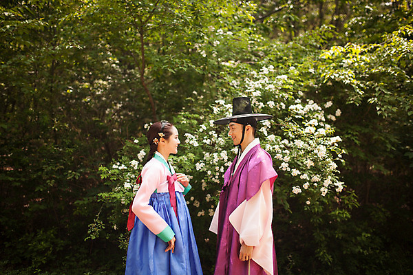 포토 JPG 주간 나무 한국전통 커플 여자 남자 데이트 사랑 서기 미소 상반신 20대 성인 야외 두명 옆모습 마주보기 다정 한국인 숲 한복 조선시대 과거 양반 선비 성인만 사극 국내포토 갓모자 자연요소 식물 모자_잡화 전통 감정 뷰포인트 컨셉 관계 모션 전통소품 한국 표정 사람 동양인 청년 역사 전통의상 신분 파일형식