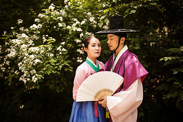포토 JPG 주간 나무 한국전통 커플 여자 남자 데이트 사랑 서기 들기 상반신 20대 성인 야외 두명 옆모습 다정 한국인 부채 한복 조선시대 과거 양반 선비 성인만 사극 국내포토 갓모자 자연요소 식물 모자_잡화 전통 감정 뷰포인트 컨셉 관계 모션 전통소품 한국 사람 동양인 청년 역사 전통의상 신분 파일형식