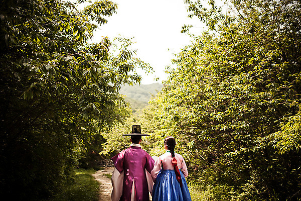 포토 JPG 주간 한국전통 커플 여자 남자 데이트 사랑 상반신 20대 성인 야외 두명 뒷모습 걷기 다정 한국인 숲 한복 조선시대 과거 댕기머리 양반 선비 성인만 사극 국내포토 갓모자 자연요소 모자_잡화 전통 헤어스타일 감정 뷰포인트 컨셉 관계 모션 전통소품 한국 사람 동양인 청년 역사 전통의상 신분 파일형식