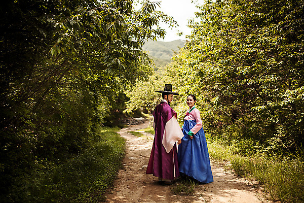 포토 JPG 주간 전신 한국전통 커플 여자 남자 데이트 사랑 서기 미소 20대 성인 야외 두명 뒷모습 다정 한국인 뒤돌아보기 한복 조선시대 과거 숲길 양반 선비 성인만 사극 국내포토 갓모자 자연요소 모자_잡화 전통 감정 길 뷰포인트 컨셉 관계 모션 전통소품 한국 표정 사람 동양인 청년 역사 전통의상 신분 파일형식