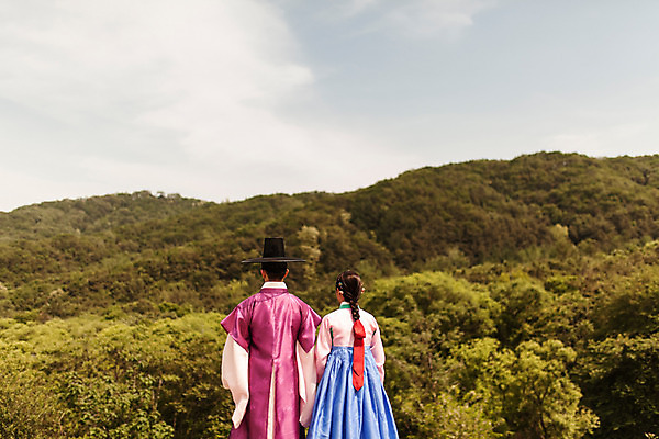 포토 JPG 주간 한국전통 커플 응시 여자 남자 데이트 산 서기 상반신 20대 성인 야외 두명 뒷모습 한국인 한복 조선시대 과거 댕기머리 양반 선비 성인만 사극 국내포토 갓모자 자연요소 모자_잡화 전통 헤어스타일 시선 뷰포인트 컨셉 관계 모션 전통소품 한국 사람 동양인 청년 역사 전통의상 신분 파일형식