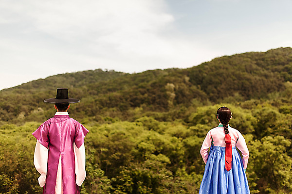 포토 JPG 주간 한국전통 커플 응시 여자 남자 데이트 산 서기 상반신 20대 성인 야외 두명 뒷모습 한국인 한복 조선시대 과거 댕기머리 양반 선비 성인만 사극 국내포토 갓모자 자연요소 모자_잡화 전통 헤어스타일 시선 뷰포인트 컨셉 관계 모션 전통소품 한국 사람 동양인 청년 역사 전통의상 신분 파일형식