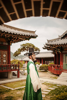 포토 JPG 주간 한국전통 남자 한국건축 한명 서기 상반신 20대 성인 야외 옆모습 궁전 한국인 한복 조선시대 과거 양반 도포 선비 성인남자한명만 사극 국내포토 갓모자 자연요소 모자_잡화 1 전통 건축 뷰포인트 컨셉 고건축 모션 전통소품 한국 사람 동양인 청년 역사 전통의상 신분 남자한명만 성인남자만 파일형식