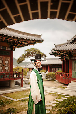 포토 JPG 주간 한국전통 남자 한국건축 한명 서기 미소 상반신 20대 성인 야외 옆모습 궁전 한국인 한복 조선시대 과거 양반 도포 선비 성인남자한명만 사극 국내포토 갓모자 자연요소 모자_잡화 1 전통 건축 뷰포인트 컨셉 고건축 모션 전통소품 한국 표정 사람 동양인 청년 역사 전통의상 신분 남자한명만 성인남자만 파일형식