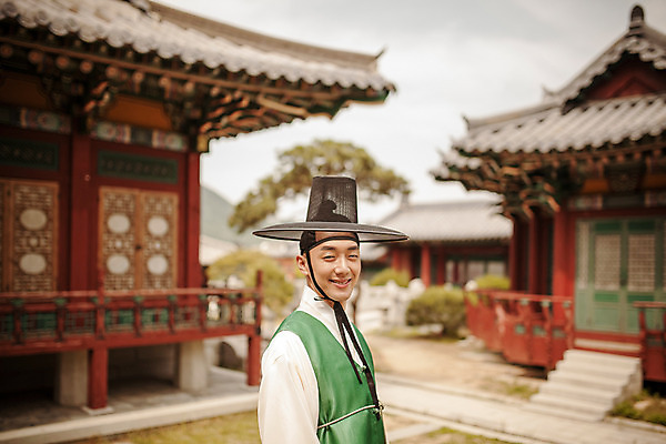 포토 JPG 주간 한국전통 남자 한국건축 한명 서기 미소 상반신 20대 성인 야외 옆모습 궁전 한국인 한복 조선시대 과거 양반 도포 선비 성인남자한명만 사극 국내포토 갓모자 자연요소 모자_잡화 1 전통 건축 뷰포인트 컨셉 고건축 모션 전통소품 한국 표정 사람 동양인 청년 역사 전통의상 신분 남자한명만 성인남자만 파일형식