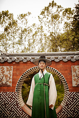 포토 JPG 주간 한국전통 응시 남자 한국건축 한명 서기 상반신 20대 성인 야외 앞모습 궁전 한국인 한복 조선시대 과거 양반 도포 선비 성인남자한명만 사극 국내포토 갓모자 자연요소 모자_잡화 1 전통 시선 건축 뷰포인트 컨셉 고건축 모션 전통소품 한국 사람 동양인 청년 역사 전통의상 신분 남자한명만 성인남자만 파일형식