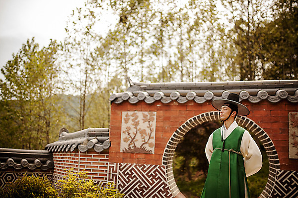 포토 JPG 주간 한국전통 응시 남자 한국건축 한명 서기 상반신 20대 성인 야외 앞모습 궁전 한국인 한복 조선시대 과거 양반 도포 선비 성인남자한명만 사극 국내포토 갓모자 자연요소 모자_잡화 1 전통 시선 건축 뷰포인트 컨셉 고건축 모션 전통소품 한국 사람 동양인 청년 역사 전통의상 신분 남자한명만 성인남자만 파일형식