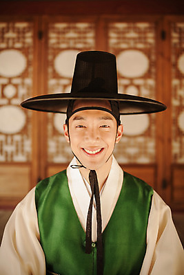 포토 JPG 주간 한국전통 남자 한국건축 한명 미소 상반신 20대 성인 야외 앞모습 한국인 한복 조선시대 과거 양반 도포 선비 성인남자한명만 사극 국내포토 갓모자 자연요소 모자_잡화 1 전통 건축 뷰포인트 컨셉 전통소품 한국 표정 사람 동양인 청년 역사 전통의상 신분 남자한명만 성인남자만 파일형식