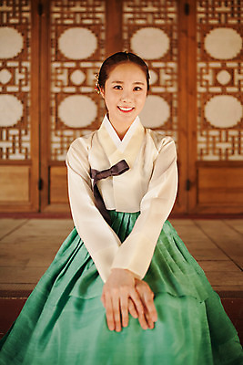 포토 JPG 주간 한국전통 여자 한국건축 한명 미소 앉기 상반신 20대 성인 야외 앞모습 궁전 한국인 한복 조선시대 과거 양반 성인여자한명만 사극 국내포토 자연요소 1 전통 건축 뷰포인트 컨셉 고건축 모션 한국 표정 사람 동양인 청년 역사 전통의상 신분 여자한명만 성인여자만 파일형식