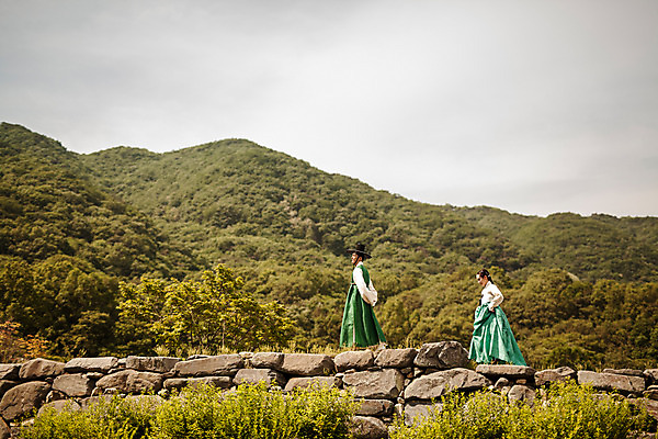 포토 JPG 주간 전신 한국전통 커플 여자 남자 데이트 산 사랑 20대 성인 야외 두명 옆모습 걷기 다정 한국인 한복 조선시대 뒷짐 과거 양반 돌다리 선비 성인만 사극 국내포토 갓모자 자연요소 모자_잡화 전통 감정 뷰포인트 컨셉 관계 모션 전통소품 한국 사람 동양인 청년 다리_건축물 역사 전통의상 신분 파일형식