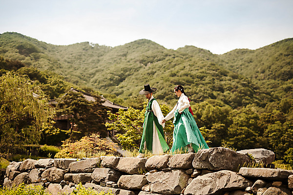 포토 JPG 주간 전신 한국전통 커플 여자 남자 데이트 산 사랑 20대 성인 야외 두명 옆모습 걷기 손잡기 다정 한국인 한복 조선시대 과거 댕기머리 양반 돌다리 선비 성인만 사극 국내포토 갓모자 자연요소 모자_잡화 전통 헤어스타일 감정 뷰포인트 컨셉 관계 모션 전통소품 한국 사람 동양인 청년 다리_건축물 역사 전통의상 신분 파일형식