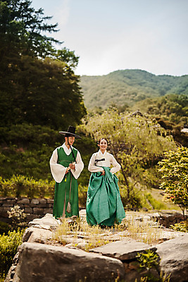 포토 JPG 주간 전신 한국전통 커플 여자 남자 데이트 서기 들기 20대 성인 야외 두명 앞모습 걷기 한국인 부채 한복 조선시대 과거 양반 돌다리 선비 성인만 사극 국내포토 갓모자 자연요소 모자_잡화 전통 뷰포인트 컨셉 관계 모션 전통소품 한국 사람 동양인 청년 다리_건축물 역사 전통의상 신분 파일형식