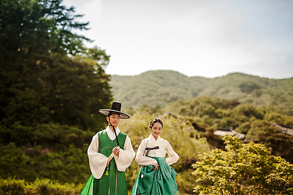 포토 JPG 주간 한국전통 커플 여자 남자 데이트 산 서기 미소 상반신 20대 성인 야외 두명 앞모습 걷기 한국인 한복 조선시대 과거 댕기머리 양반 돌다리 선비 성인만 사극 국내포토 갓모자 자연요소 모자_잡화 전통 헤어스타일 뷰포인트 컨셉 관계 모션 전통소품 한국 표정 사람 동양인 청년 다리_건축물 역사 전통의상 신분 파일형식