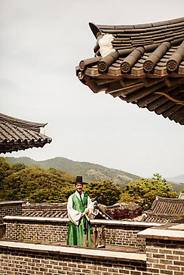 포토 JPG 주간 한국전통 남자 한국건축 한명 서기 상반신 20대 성인 야외 앞모습 한국인 부채 성 한복 조선시대 과거 양반 도포 선비 성인남자한명만 사극 국내포토 갓모자 자연요소 모자_잡화 1 전통 건축물 건축 뷰포인트 컨셉 모션 전통소품 한국 사람 동양인 청년 역사 전통의상 신분 남자한명만 성인남자만 파일형식
