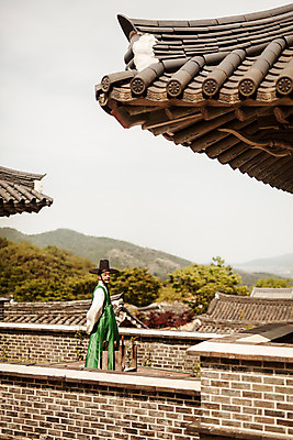 포토 JPG 주간 한국전통 남자 한국건축 한명 서기 상반신 20대 성인 야외 옆모습 한국인 성 한복 조선시대 뒷짐 과거 양반 도포 선비 성인남자한명만 사극 국내포토 갓모자 자연요소 모자_잡화 1 전통 건축물 건축 뷰포인트 컨셉 모션 전통소품 한국 사람 동양인 청년 역사 전통의상 신분 남자한명만 성인남자만 파일형식