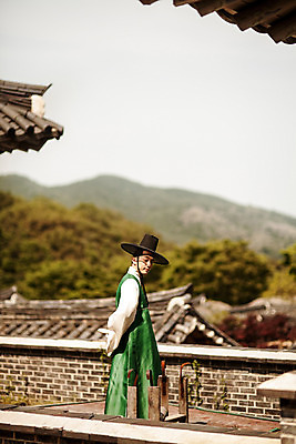 포토 JPG 주간 한국전통 남자 한국건축 한명 서기 상반신 20대 성인 야외 옆모습 한국인 성 한복 조선시대 뒷짐 과거 양반 도포 선비 성인남자한명만 사극 국내포토 갓모자 자연요소 모자_잡화 1 전통 건축물 건축 뷰포인트 컨셉 모션 전통소품 한국 사람 동양인 청년 역사 전통의상 신분 남자한명만 성인남자만 파일형식