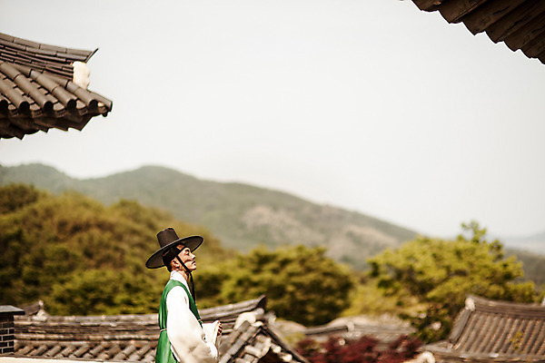 포토 JPG 주간 한국전통 남자 한국건축 한명 서기 상반신 20대 성인 야외 옆모습 한국인 부채 성 한복 조선시대 과거 양반 도포 선비 성인남자한명만 사극 국내포토 갓모자 자연요소 모자_잡화 1 전통 건축물 건축 뷰포인트 컨셉 모션 전통소품 한국 사람 동양인 청년 역사 전통의상 신분 남자한명만 성인남자만 파일형식