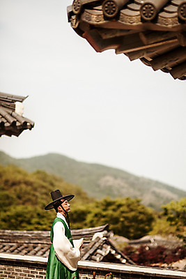 포토 JPG 주간 한국전통 남자 한국건축 한명 서기 상반신 20대 성인 야외 옆모습 한국인 부채 성 한복 조선시대 과거 양반 도포 선비 성인남자한명만 사극 국내포토 갓모자 자연요소 모자_잡화 1 전통 건축물 건축 뷰포인트 컨셉 모션 전통소품 한국 사람 동양인 청년 역사 전통의상 신분 남자한명만 성인남자만 파일형식