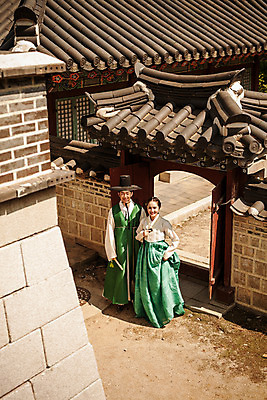 포토 JPG 주간 전신 한국전통 커플 여자 남자 데이트 한국건축 사랑 서기 20대 성인 야외 두명 앞모습 하이앵글 다정 한국인 한복 조선시대 과거 성인만 사극 저잣거리 국내포토 갓모자 자연요소 모자_잡화 전통 건축 감정 뷰포인트 컨셉 관계 모션 거리 전통소품 한국 사람 동양인 청년 상가 역사 전통의상 파일형식