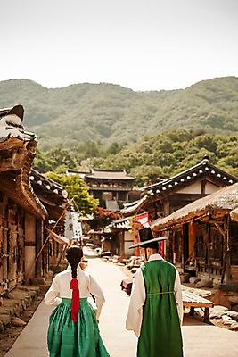 포토 JPG 주간 한국전통 커플 여자 남자 데이트 한국건축 사랑 상반신 20대 성인 야외 두명 뒷모습 걷기 다정 한국인 한복 조선시대 과거 댕기머리 양반 선비 성인만 사극 저잣거리 국내포토 갓모자 자연요소 모자_잡화 전통 헤어스타일 건축 감정 뷰포인트 컨셉 관계 모션 거리 전통소품 한국 사람 동양인 청년 상가 역사 전통의상 신분 파일형식