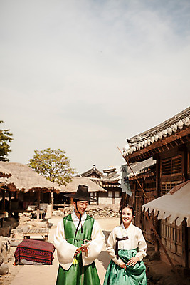 포토 JPG 주간 한국전통 커플 여자 남자 데이트 한국건축 사랑 서기 미소 상반신 20대 성인 야외 두명 앞모습 상점 다정 한국인 한복 조선시대 과거 양반 선비 성인만 사극 저잣거리 국내포토 갓모자 자연요소 모자_잡화 전통 건축 감정 뷰포인트 컨셉 관계 모션 거리 전통소품 한국 표정 사람 동양인 청년 상가 역사 전통의상 신분 파일형식