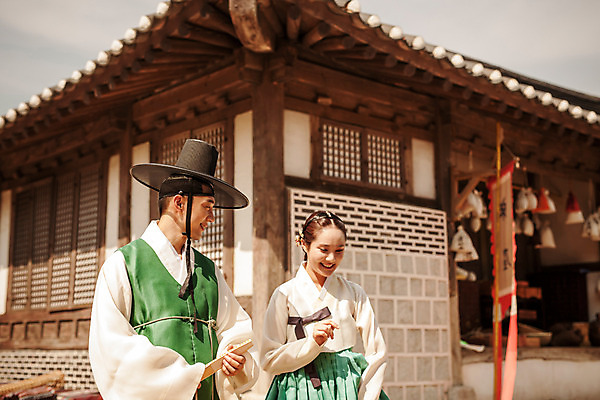 포토 JPG 주간 한국전통 커플 여자 남자 데이트 한국건축 사랑 서기 미소 상반신 20대 성인 야외 두명 앞모습 상점 다정 한국인 한복 조선시대 과거 양반 선비 성인만 사극 저잣거리 국내포토 갓모자 자연요소 모자_잡화 전통 건축 감정 뷰포인트 컨셉 관계 모션 거리 전통소품 한국 표정 사람 동양인 청년 상가 역사 전통의상 신분 파일형식